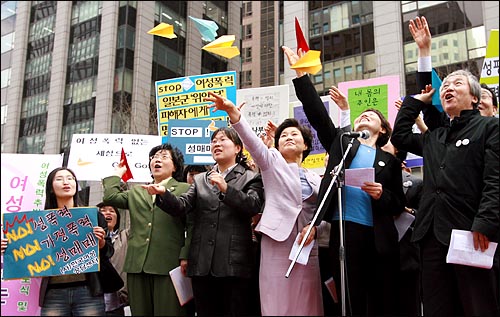 여성단체와 시민사회단체로 구성된 여성폭력추방공동행동이 2006년 4월 청계천 광장에서 '여성에 대한 폭력이 없는 세상'을 염원하며 종이비행기를 날려보내고 있다(자료 사진).
